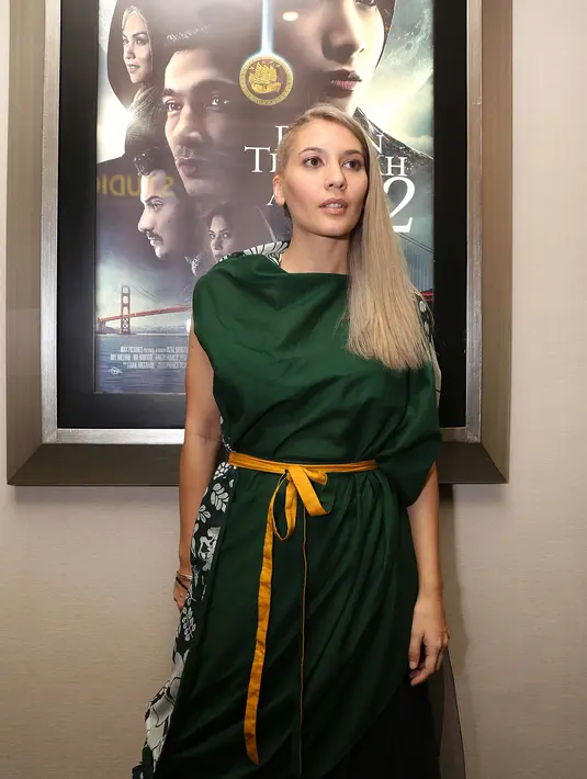 “Hari pertama bleaching empat kali ternyata masih belum bener juga, besoknya balik lagi bleaching lagi trus diwarnai, dan prosesnya total 18 jam duduk di salon, di Pluit lagi, jauh banget,” ucap Hannah. (Nurwahyunan/Bintang.com)