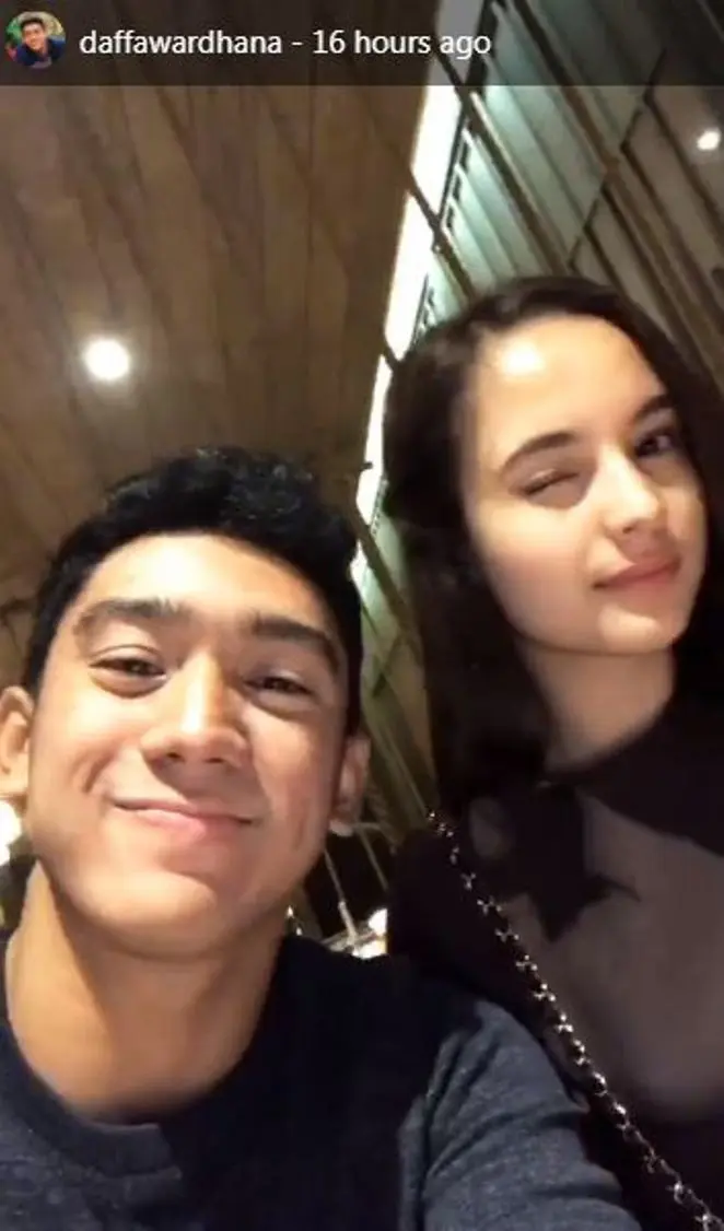 Chelsea Islan berikan tatapan genit ke kamera saat bersama Daffa Wardhana. [foto: instagram/daffawardhana]