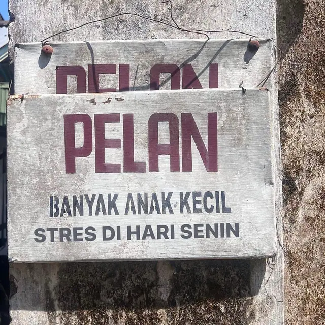 9 Potret Himbauan Pelan-Pelan di Jalan Ini Bikin Geleng Kepala