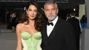 <p>Amal Clooney juga mengenakan 3 jenis perhiasan dari Cartier. Di 2nd Annual Academy Museum Gala, Amal Clooney memilih Cartier High Jewelry earring dengan 18k emas putih, safir, dan berlian. Ia juga tampak mengenakan Cartier Agrafe bracelet dengan 18k emas putih dan berlian, serta Cartier Essential Lines ring dengan 18 emas putih dan berlian. Foto: Document/Cartier.</p>