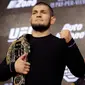 Khabib Nurmagomedov berpose dengan sabuk miliknya jelang konferensi pers di New York, AS (20/9). Nurmagomedov akan bertarung untuk pertama kalinya mempertahankan sabuk juara kelas ringan di UFC 229 melawan McGregor. (AP Photo/Seth Wenig)