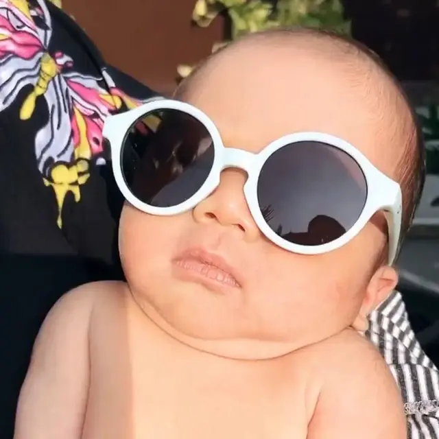 6 Potret Baby Keene Atharrazka Berjemur Pakai Kacamata, Bikin Gemas
