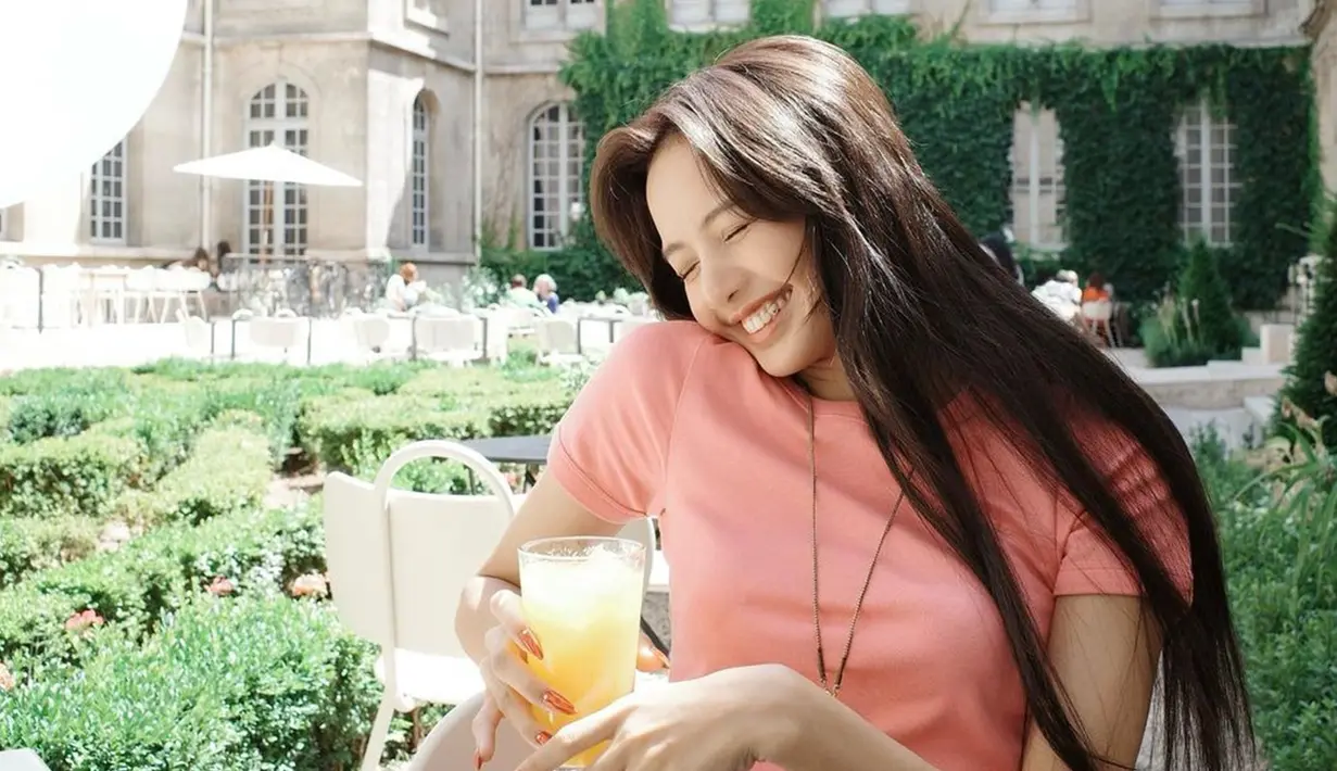 Baru-baru ini unggahan Lisa pun berhasil mencuri perhatian banyak penggemar. Pasalnya, dirinya terlihat tampil tanpa makeup saat berada di sebuah cafe yang ada di Paris. (Liputan6.com/IG/@lalalalisa_m)