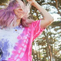 Buat baju tie dye sendiri di rumah dengan cairan pemutih (unsplash.com/Cut Collective)