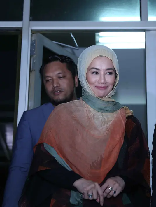 Penyanyi Reza Artamevia merasa tertipu dengan guru spiritualnya. Kasus Aa Gatot melebar hingga muncul pengakuan ada ritual seks dalam Padepokannya. Sebelum melakukan ritual, terlebih dulu mengonsumsi makanan bernama aspat. (Nurwahyunan/Bintang.com)