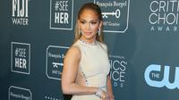Jennifer Lopez berpose saat menghadiri Critics' Choice Awards 2020 di Barker Hangar, Santa Monica, California, Amerika Serikat, Minggu (12/1/2020). Jennifer Lopez tampil cantik dengan mengenakan gaun krem yang memperlihatkan punggung dan sampingnya. (Photo by Jean-Baptiste LACROIX/AFP)