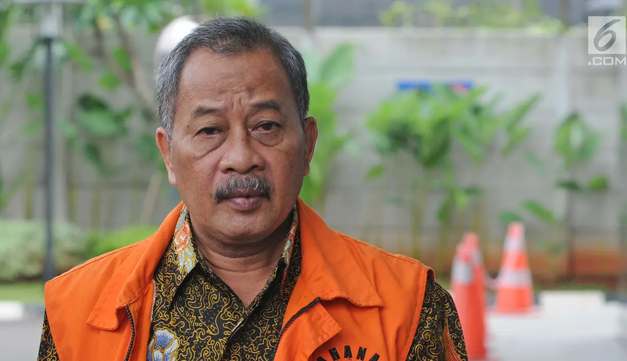 Mantan Ketua Pengadilan Tinggi Manado, Sudiwardono tiba di Gedung KPK, Jakarta, Rabu (31/1). Sudiwardono diperiksa terkait kasus dugaan suap untuk mengamankan putusan banding dengan terdakwa Marlina Moha. (Liputan6.com/Herman Zakaharia)