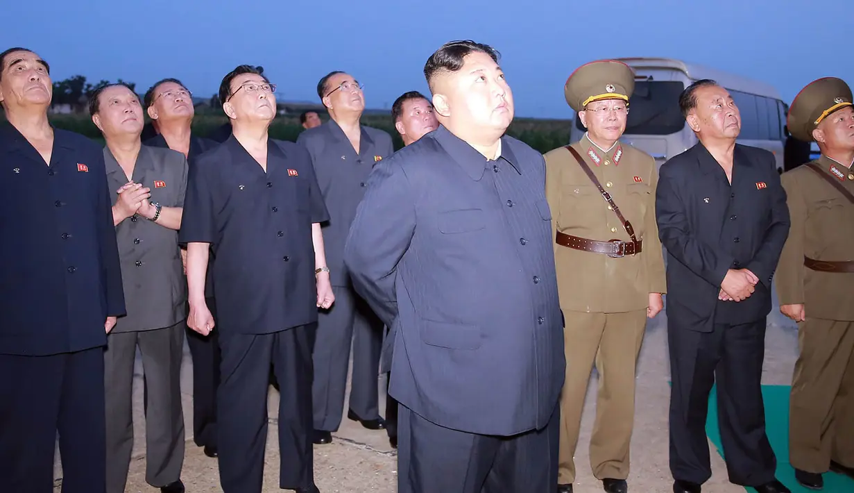Pemimpin Korut Kim Jong-Un mengamati tembakan demonstrasi dua rudal taktis tipe terbaru di lokasi bagian barat yang dirahasiakan (7/8/2019). Peluncuran rudal Korut bersenjata nuklir dilakukan setelah militer Korsel dan AS memulai simulasi latihan perang bersama. (KCNA VIA KNS/AFP)
