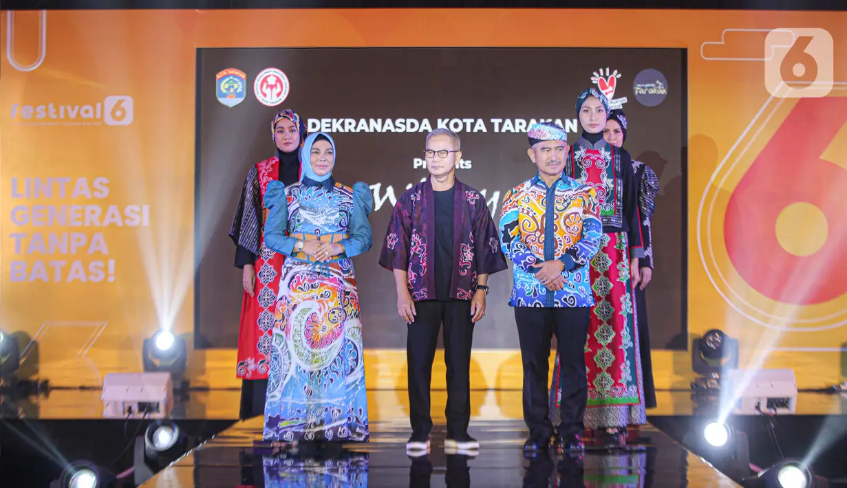 Desainer nasional Wignyo usai memamerkan koleksinya dalam gelaran Festival 6 2023 di Senayan Park, Jakarta, Minggu (9/7/2023). (Liputan6.com/Faizal Fanani)