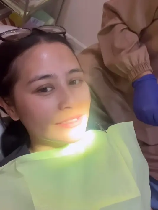 Prilly Latuconsina tunjukkan dirinya pakai behel. [Foto: Instagram/prillylatuconsina96]