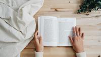 Ilustrasi membaca cerita fiksi. Credit: pexels.com/Enzo
