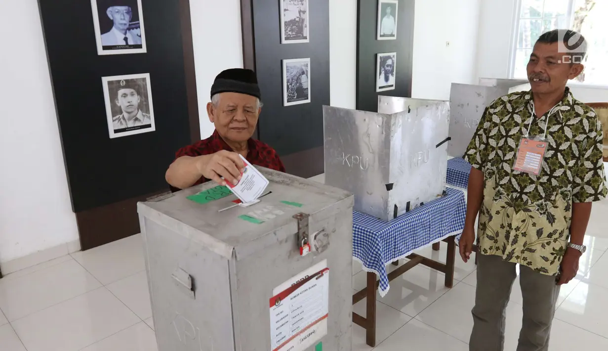 Warga memasukkan surat suara setelah mencoblos pada Pilkada Serentak 2018 di TPS 2 yang berada di dalam Museum Juang Taruna, Tangerang, Rabu (27/6). Warga Kota Tangerang menyalurkan suaranya dalam Pemilihan Walikota tahun ini. (Liputan6.com/Angga Yuniar)
