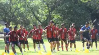 Para pemain Arema FC menjalani latihan fisik di Kebun Raya Purwodadi. (Bola.com/Iwan Setiawan)