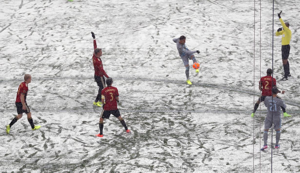 Bek Minnesota United, Francisco Calvo, berusaha membobol gawang Atalanta United. Salju tebal tidak menjadi penghalang bagi kedua tim untuk membangun serangan, terbukti tujuh gol tercipta pada laga tersebut. (AP/Jeff Wheeler)