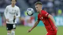 Gelandang RB Leipzig, Dani Olmo menguasai bola saat menghadapi Eintracht Frankfurt pada laga final DFB Pokal 2022/2023 di Berlin, Jerman (3/6/2023). Koneksi yang baik antara Manchester City dan RB Leipzig yang telah mendatangkan Josko Gvardiol pada awal musim 2023/2024 ke Etihad Stadium tentu bisa saja menjadi kartu as kepindahan Dani Olmo untuk menyusul Josko Gvardiol. (AFP/Odd Andersen)