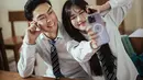 Seolah membawa kembali kenangan manis itu, keduanya tampil memesona dalam balutan outfit yang mengusung gaya anak sekolahan. [@flawlesspic].