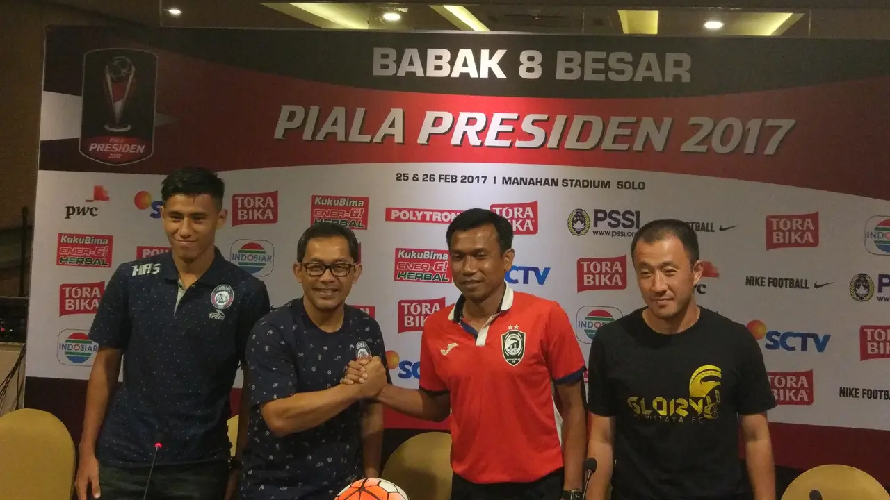 Pelatih Arema FC Aji Santoso dan nakhoda Sriwijaya FC Widodo Cahyono Putro akan adu strategi pada 8 besar Piala Presiden 2017 di Stadion Manahan, Minggu (26/2/2017). 