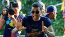 Ekspresi Dani Alves saat mengikuti pawai untuk merayakan gelar La Liga ke-24, Minggu (15/5/2016). (AFP/Pau Barrena)