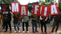 Massa dari Bakornas LKBHMI PB Himpunan Mahasiswa Islam (HMI) melakukan aksi unjuk rasa di depan Gedung Mahkamah Agung (MA),Jakarta,  Selasa (25/10/2022). Aksi tersebut untuk menuntut MA untuk menangkap, membongkar, dan mengusut praktik mafia tanah dan mafia peradilan. (Liputan6.com/Angga Yuniar)