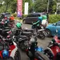 Sepeda motor memadati bahu jalan dan trotoar di sepanjang Jalan Gerbang Pemuda, Senayan, Jakarta, Rabu (10/7/2019). Adanya pertandingan sepak bola antara tim Persija Jakarta melawan Persib Bandung membuat sejumlah titik di kawasan Senayan menjadi lokasi parkir liar. (Liputan6.com/Immanuel Antonius)