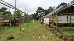 Warga bergotong royong menbangun kamp pengungsian Gunung Agung di lahan milik dinas pertanian, Karangasem, Bali, Senin (27/11). BNPB mengatakan ada 22 desa yang warganya harus mengungsi terkait status awas Gunung Agung. (Liputan6.com/Andi Jatmiko)