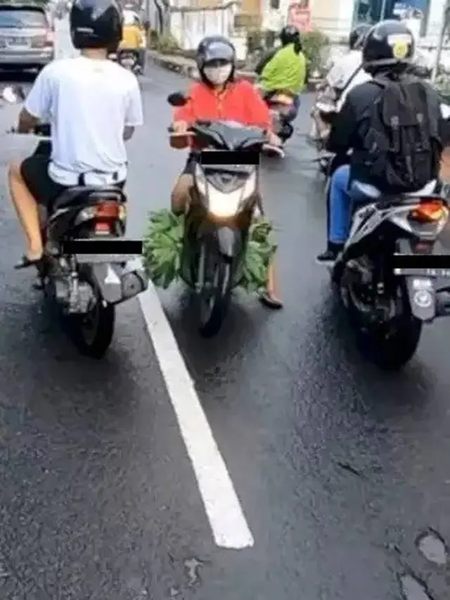 7 Potret Nyeleneh Emak-Emak Ngebut di Jalan Ini Enggak Boleh Ditiru