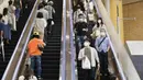 Orang-orang menggunakan eskalator di Tokyo, 14 Juni 2020. Pemerintah kota metropolitan Tokyo pada Minggu (14/6) mengonfirmasi 47 kasus infeksi baru corona, beberapa hari setelah Gubernur Tokyo Yuriko Koike mencabut status waspada COVID-19 agar semua bisnis dapat dibuka kembali. (Xinhua/Du Xiaoyi)
