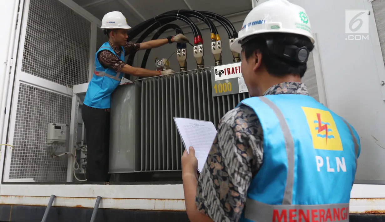 Teknisi mengecek Power Bank dan Mobile UPS penyuplai listrik di Hotel Sultan, Jakarta, (15/2). Pemasangan alat yang disediakan PLN itu untuk penyuplai pasokan listrik acara debat capres dan cawspres  kedua pada Minggu besok. (Liputan6.com/Angga Yuniar)