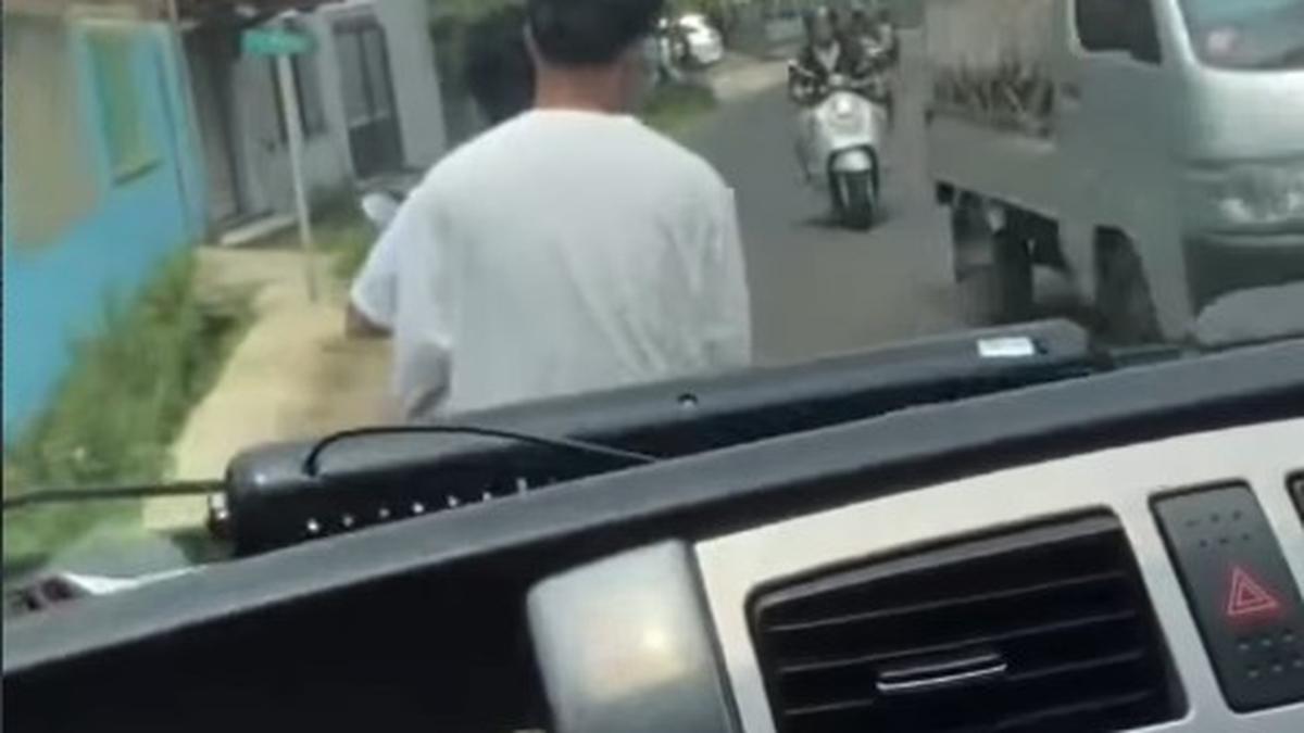 Viral ambulans di Depok diadang pemotor saat tugas jemput pasien, polisi turun tangan. Apa yang terjadi? Temukan faktanya: