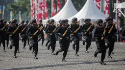 Eskrima Brimob bersiap melakukan aksi bela bela diri dalam HUT ke-73 Bhayangkara di Monas, Jakarta, Rabu (10/7/2019). HUT ke-73 Bhayangkara ini bertemakan ‘Dengan Semangat Promoter, Pengabdian Polri untuk Masyarakat, Bangsa dan Negara. (Liputan6.com/Faizal Fanani)