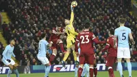 Kiper Manchester City, Ederson, menepis bola saat melawan Liverpool pada laga Premier League di Stadion Anfield, Liverpool, Minggu (14/1/2018). Liverpool menang 4-3 atas City. (AFP/Oli Scarff)