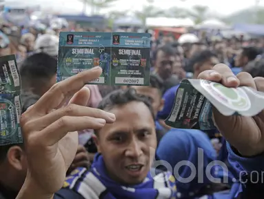 Antrean penonton pendukung Persib Bandung di Stadion SI Jalak Harupat jelang laga semifinal leg kedua Piala Presiden 2017 antara Persib Bandung vs Pusamania Borneo FC, Minggu (5/3/2017).  (Bola.com/Peksi Cahyo)