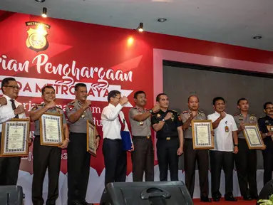 Kapolda Metro Jaya Irjen Idham Aziz foto bersama usai memberikan penghargaan kepada anggota berprestasi yang mengungkap penyelundupan 1 ton sabu sindikat internasional di Balai Polda Metro Jaya, Jakarta, Selasa (8/8). (Liputan6.com/Faizal Fanani)