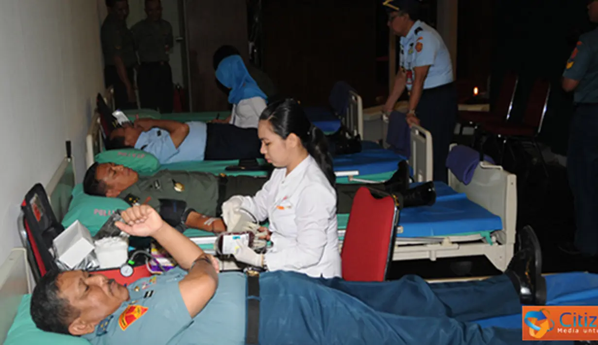 Citizen6, Cilangkap: Donor Darah diikuti oleh sekitar 500 personel meliputi  Pati, Pamen, Pama, Bintara dan Tamtama TNI serta PNS dari ketiga angkatan. (Pengirim: Badarudin Bakri)