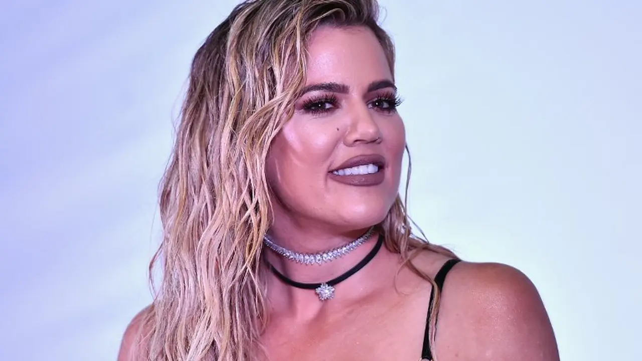 [Bintang] Khloe Kardashian Akhirnya Tak Lagi Sembunyikan Kehamilan?