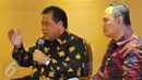 Ketua MK Arief Hidayat (kiri) saat menjadi pembicara dalam acara CEO Gathering APINDO di Jakarta, Senin (27/2). Dialog tersebut membahas peran MK dalam menjamin kepastian hukum di Indonesia dan implikasinya dalam dunia usaha. (Liputan6.com/Angga Yuniar)