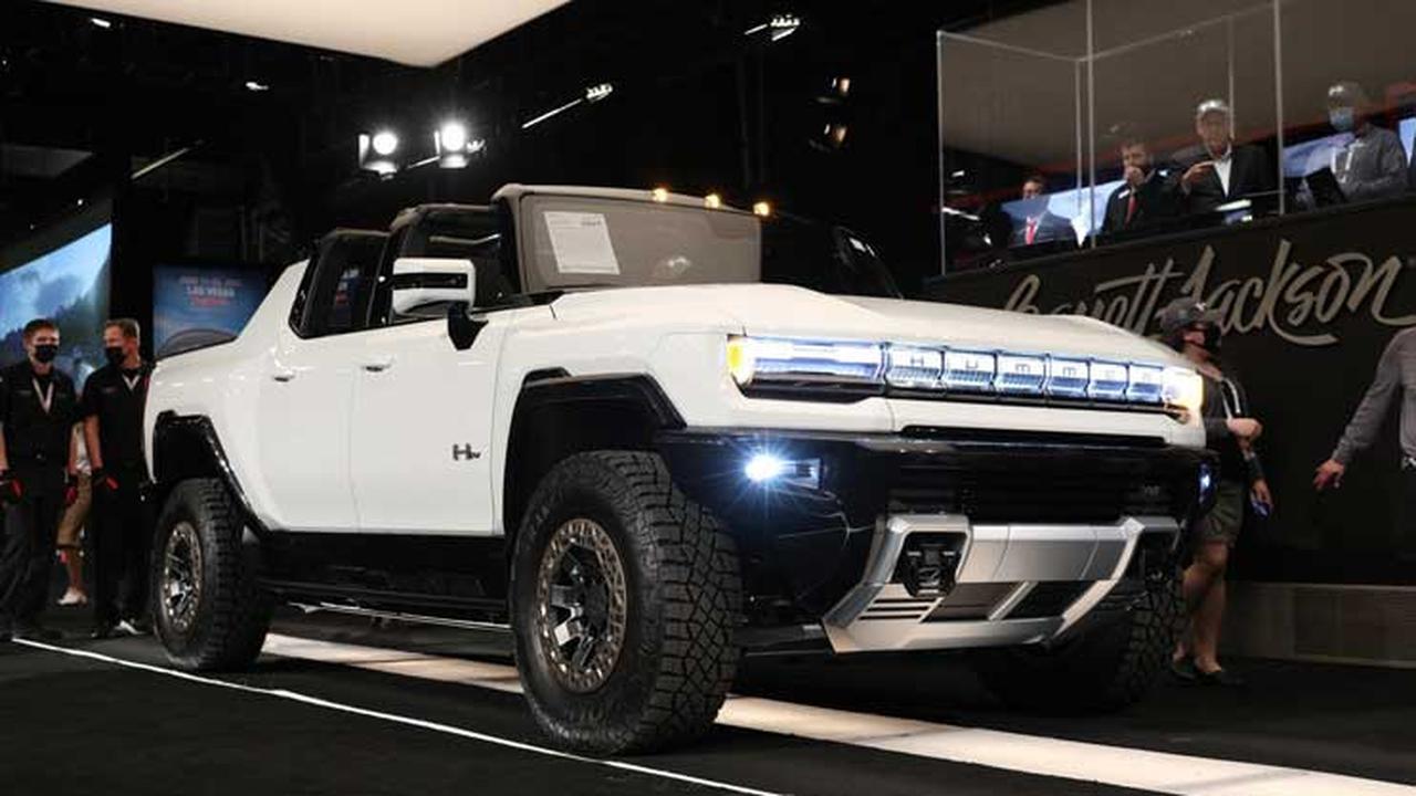 GMC Hummer EV dengan nomor rangka 001 dilelang dengan harga fantastis (motorautohority)