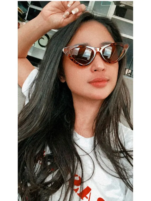 6 Potret Dewi Perssik saat Pakai Kacamata, Tetap Stylish