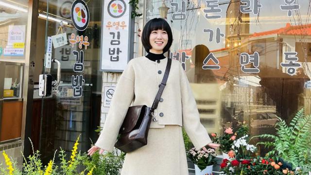 FOTO: Main di Extraordinary Attorney Woo, Ini Pesona Park Eun Bin dengan Busan Putih