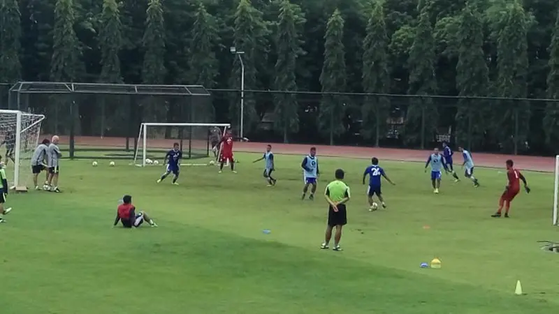 Para pemain Persib Bandung berlatih di Lapangan UNY (Foto: Switzy Sabandar/Liputan6.com)