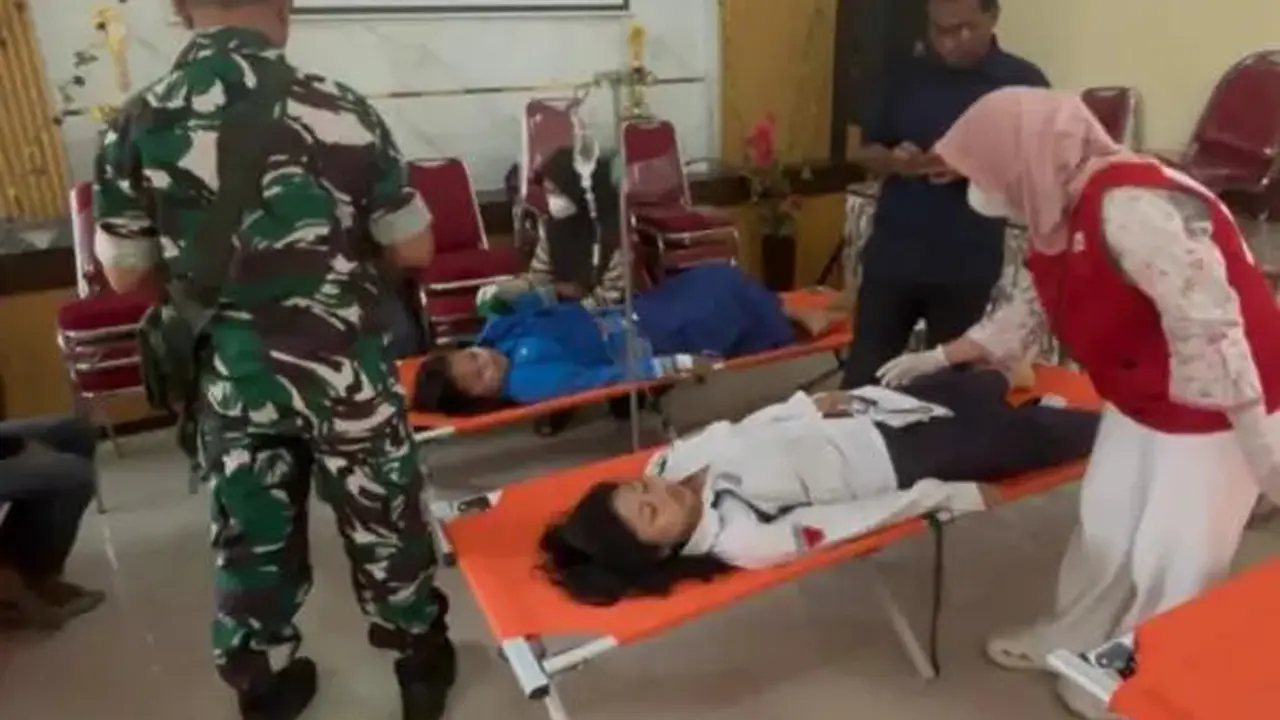 Puluhan siswa SMPN 1 Mojoanyar mendapatkan perawatan medis.