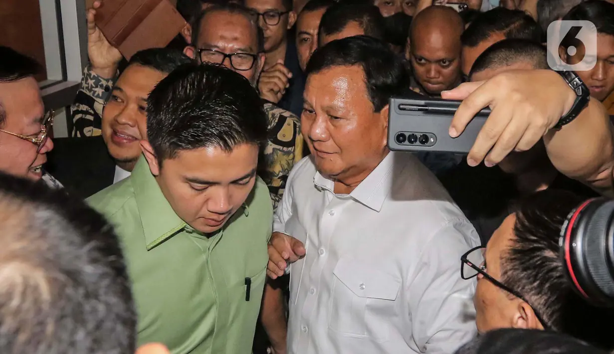 Prabowo yang hadir memenuhi undangan PWI tiba di Gedung Dewan Pers disambut oleh Ketua Umum PWI Pusat Hendry Ch Bangun dan jajaran. (Liputan6.com/Angga Yuniar)