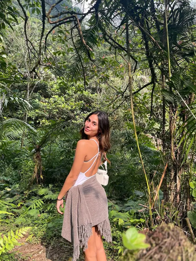 Liburan Valerie Thomas di Hutan