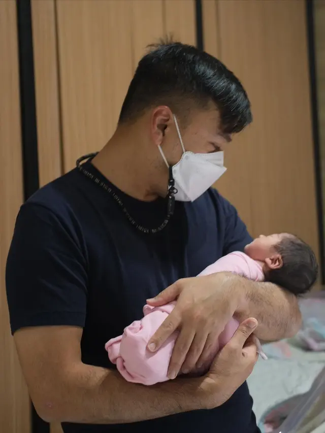 Lahirkan Anak Keempat di Usia 43 Tahun, Ini 6 Potret Haru Persalinan Nola B3