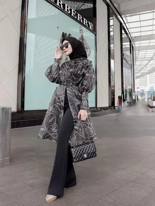 Atau bisa juga pilih long outer warna monokrom seperti OOTD Melody Prima satu ini. [Foto: IG/melodyprima].