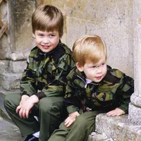 Pangeran William dan Harry saat memakai baju tentara. Gemas banget ya! (Tim Graham/Getty Images/USMagazine)