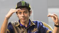 Ekspresi Valentino Rossi saat menjawab pertanyaan dalam konferensi pers peluncuran motor baru Yamaha, Xabre, di The Mulia Resort, Bali, Selasa (26/1/2016). (Bola.com/Vitalis Yogi Trisna)