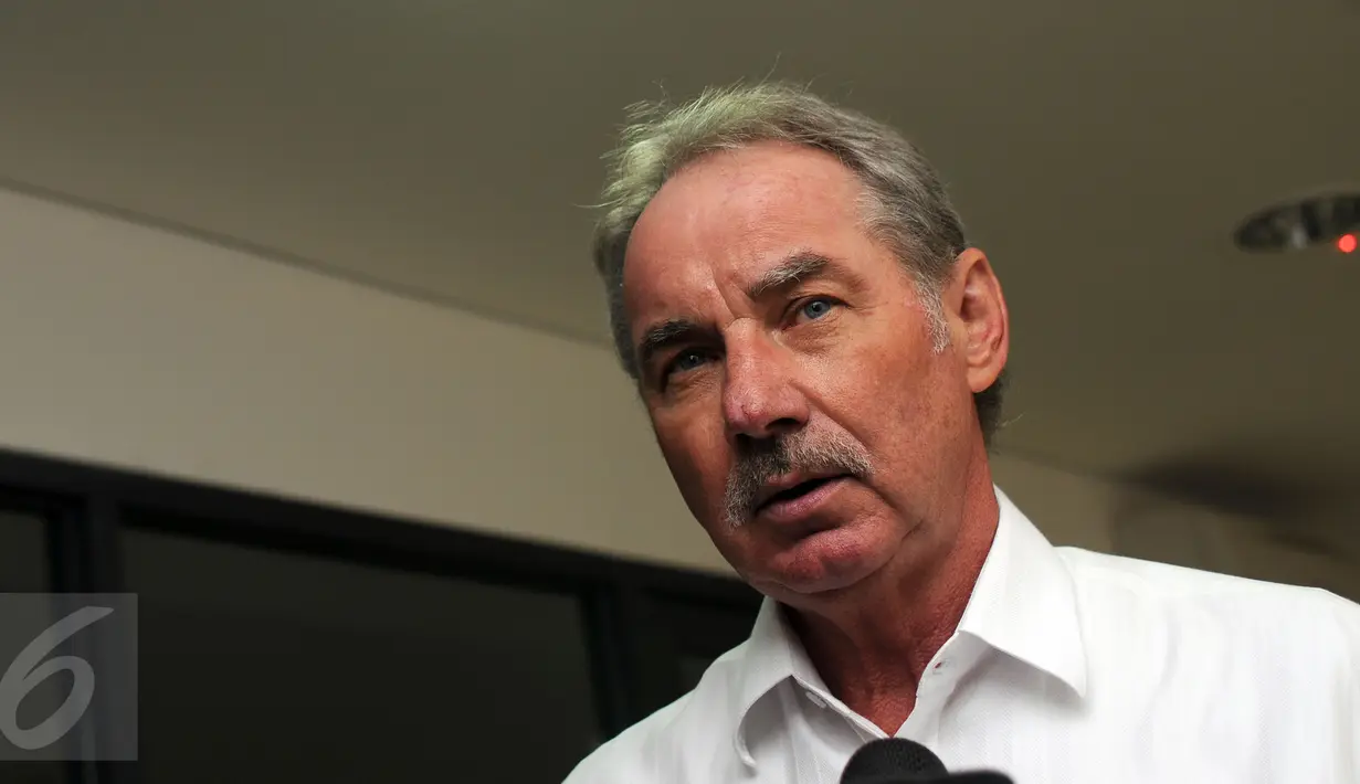 Alfred Riedl memberikan keterangan usai bertemu pimpinan PSSI di kawasan Stadion GBK Jakarta, Jumat (10/6/2016). PSSI resmi menunjuk Alfred Riedl sebagai pelatih Timnas Indonesia di Piala AFF 2016. (Liputan6.com/Helmi Fithriansyah)