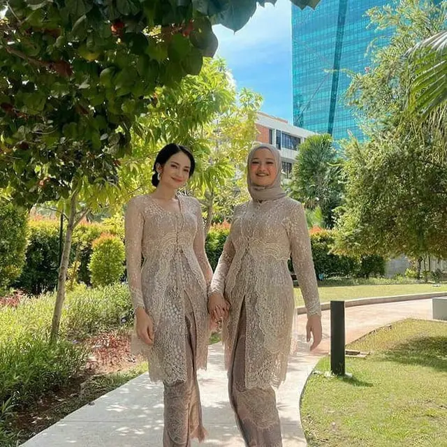 6 Potret Enzy Storia Jadi Bridesmaid di Pernikahan Furry Citra, Didoakan Menyusul