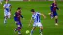Striker Barcelona, Lionel Messi, berusaha melewati pemain Real Sociedad, Ander Guevara, pada laga Liga Spanyol di Stadion Camp Nou, Kamis (17/12/2020). Barcelona menang dengan skor 2-1. (AP/Joan Monfort)